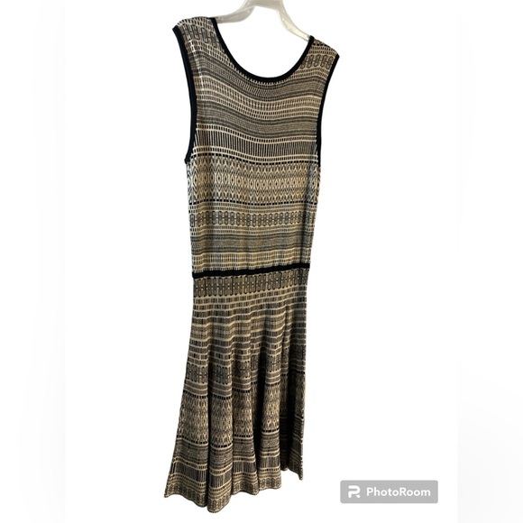 Black and Beige Patterned Sleeveless Dress - Picture 3 of 3